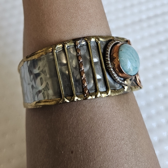 Turquoise and hammered brass bracelet clasp - Picture 7 of 7